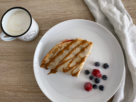 Desayuno Irresistible - Crepes con crema de cacahuete y frutos rojos
