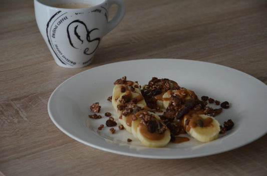 Desayuno Vegano Exprés - Plátano con granola y crema de almendras